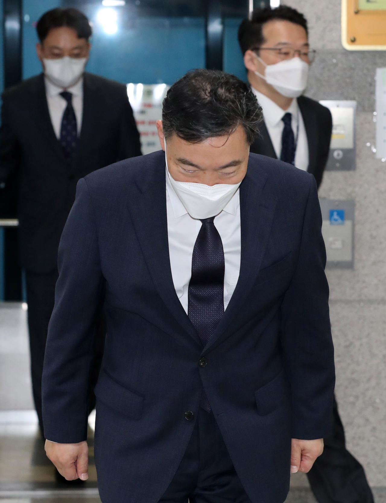 여야의 검수완박 중재안 수용에 반발하며 사의를 밝힌 김오수 검찰총장이 25일 오전 서울 서초구 대검찰청 기자실에서 열린 간담회에 입장하며 취재진에게 인사를 하고 있다. 박해묵 기자