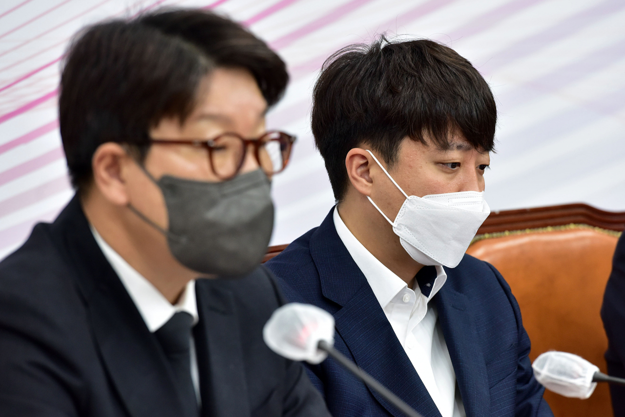이준석 국민의힘 대표와 권성동 원내대표가 25일 서울 여의도 국회에서 열린 최고위원회의에 참석해 자리에 앉아 있다. [이상섭 기자]