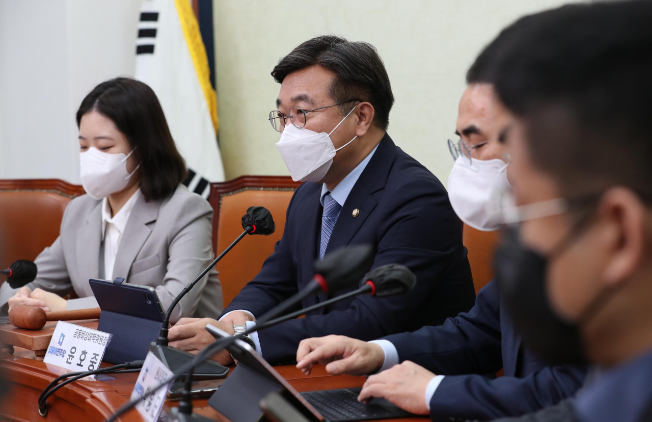 윤호중 더불어민주당 공동비대위원장이 25일 오전 국회에서 열린 비상대책위원회의에서 발언하고 있다. [이상섭 기자]