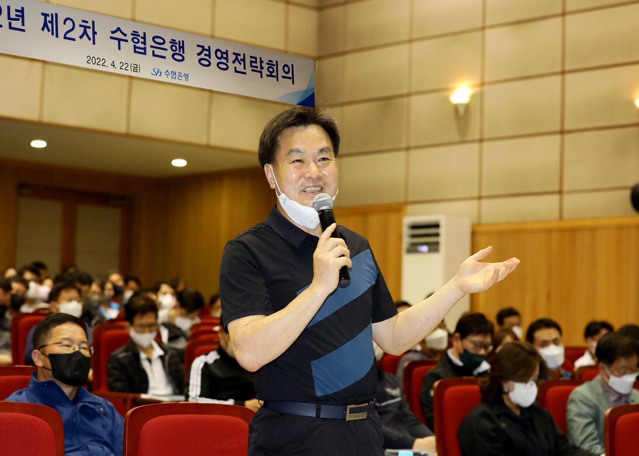김진균 Sh수협은행장이 22일 충남 천안시 수협중앙회 천안연수원에서 열린 ‘2022년 제2차 경영전략회의’에서 발언하고 있다.[Sh수협은행 제공]