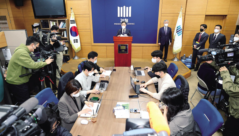 여야의 검수완박 중재안 수용에 반발하며 사의를 밝힌 김오수 검찰총장이 25일 오전 서울 서초구 대검찰청 기자실에서 열린 간담회에서 발언하고 있다. 박해묵 기자