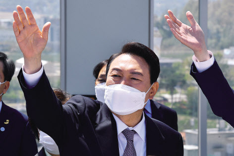 윤석열 대통령 당선인이 지난 20일 ‘약속과 민생의 행보’ 일환으로 전북 전주 국민연금공단을 방문, 전북금융타운 예정부지를 둘러보고 있다. 전주=인수위사진기자단