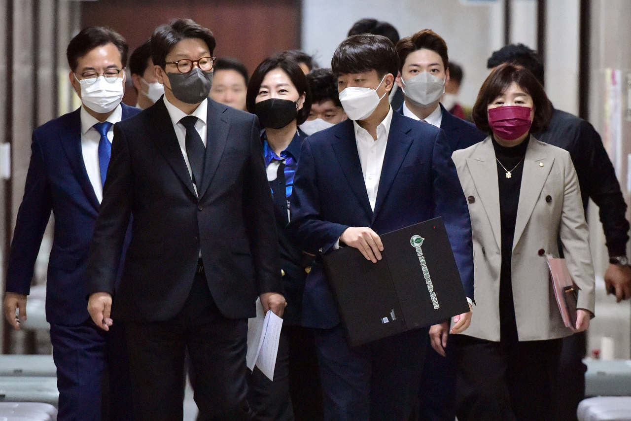 이준석 국민의힘 대표와 권성동 원내대표가 25일 서울 여의도 국회에서 열린 최고위원회의에 참석하고 있다. [이상섭 기자]