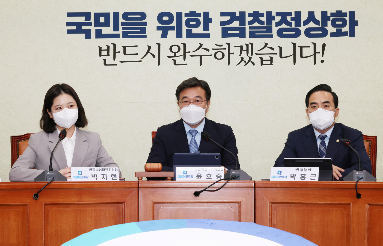 윤호중 더불어민주당 공동비대위원장이 25일 오전 국회에서 열린 비상대책위원회의에서 발언하고 있다. 왼쪽부터 박지현 공동비대위원장, 윤 공동비대위원장, 박홍근 원내대표. 이상섭 기자