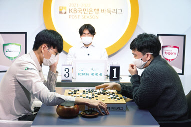 신진서(왼쪽) 9단이 한승주 9단을 꺾고 바둑리그 23연승행진을 이어갔다. [한국기원 제공]