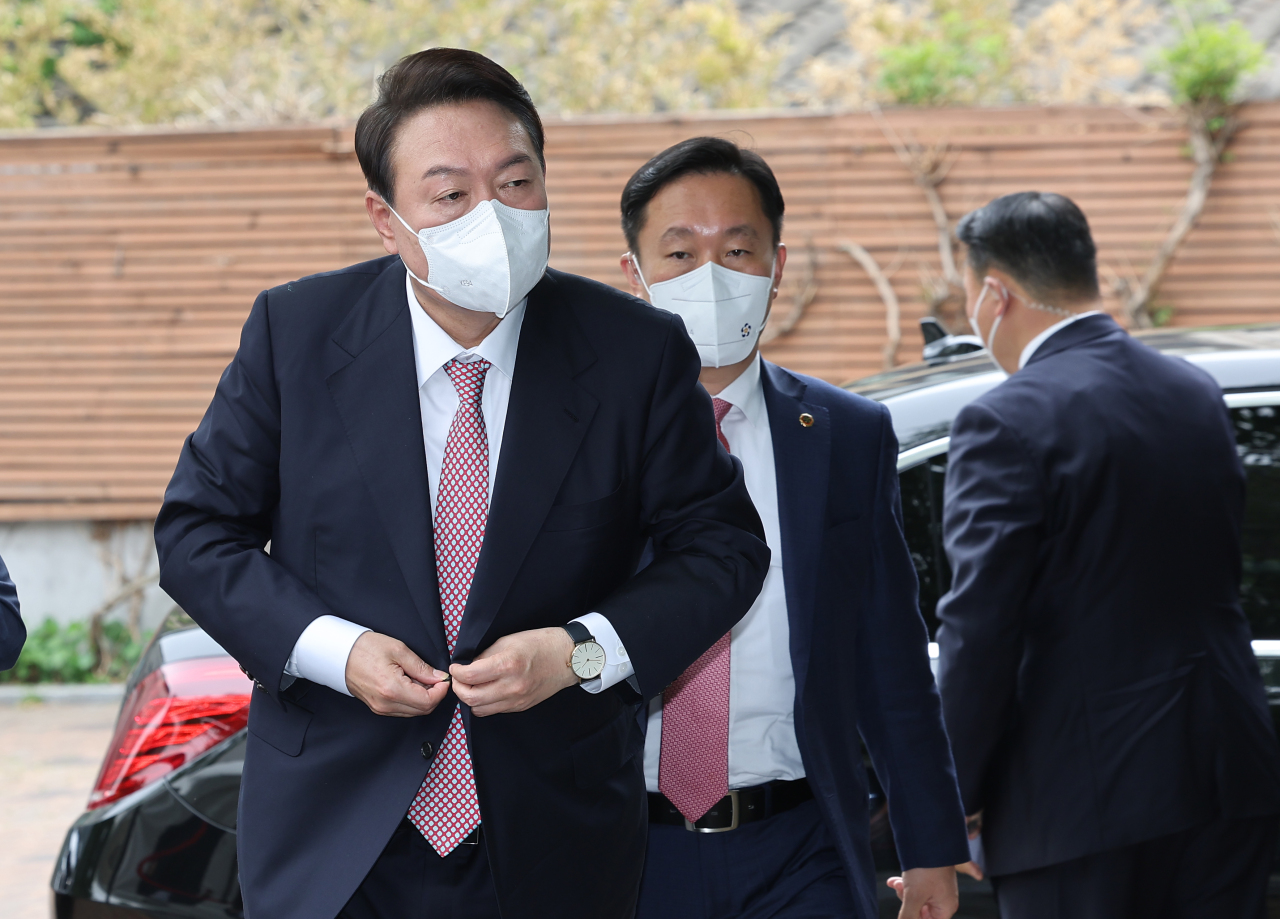 President-elect Yoon Suk-yeol walks into the presidential transition committee's office in Jongno-gu, central Seoul, on Monday. (Yonhap)