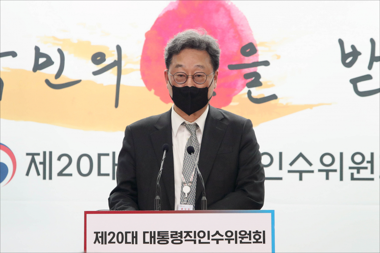 왕윤종 경제2분과 인수위원이 25일 오후 서울 종로구 통의동 대통령직인수위원회 공동기자회견장에서 모빌리티 분야 관련 브리핑을 하고 있다. [연합]