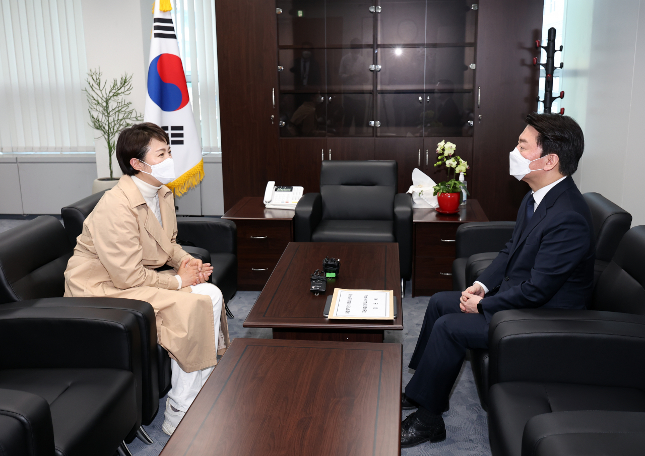 6·1 지방선거 경기지사 후보인 김은혜 국민의힘 의원이 25일 서울 종로구 통의동 대통령직인수위원회에서 안철수 위원장을 만나 건의사항을 전달한 뒤 면담하고 있다. [연합]