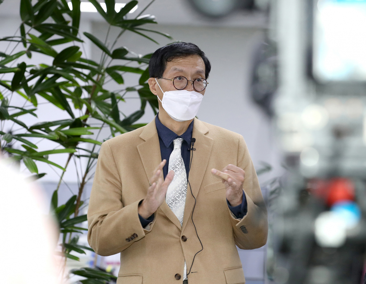 이창용 한국은행 총재가 25일 서울 중구 한국은행에서 열린 출입기자단 상견례에서 기자들의 질문에 답하고 있다. [연합]