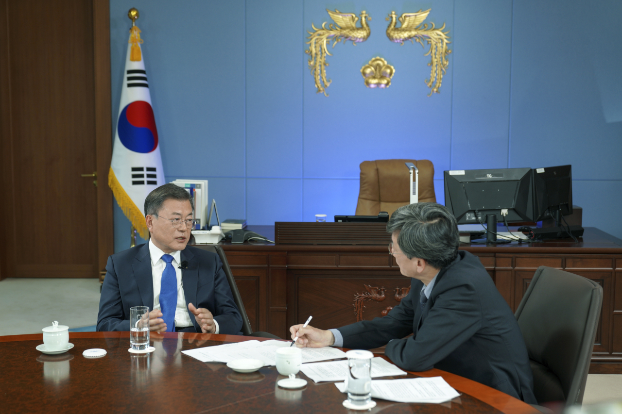 문재인 대통령이 지난 14일 청와대 본관에서 손석희 전 JTBC 앵커와 특별 대담을 하고 있다. 문 대통령은 14&sim;15일 청와대 내에서 손 전 앵커와 대담을 했으며 방송은 25&sim;26일 저녁 8시 50분부터 각각 80여분씩 진행된다. [청와대 제공]