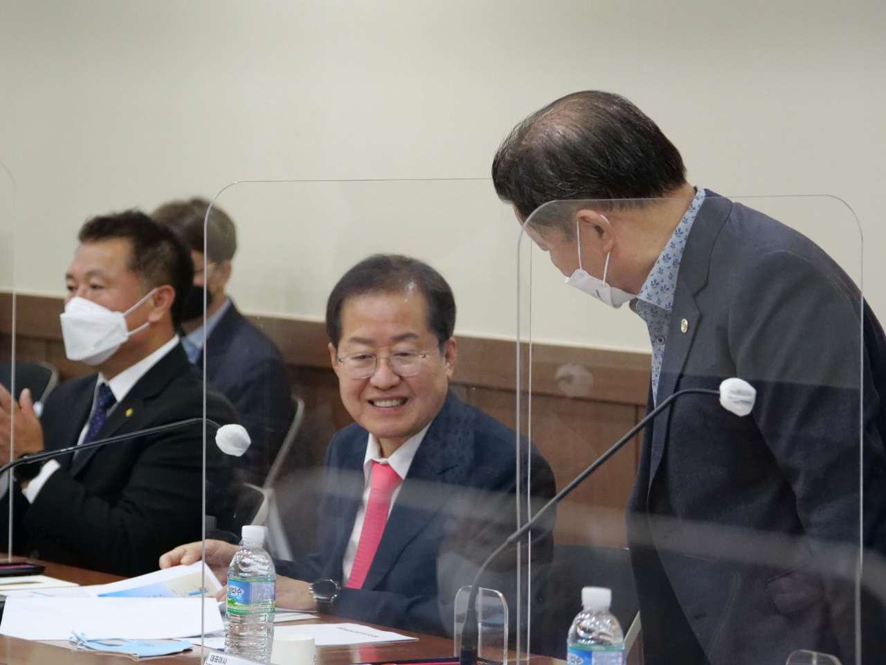 홍준표 대구시장 후보가 25일 성서산업단지를 찾아 관계자들과 현안을 공유하고 있다.[홍준표 의원 선거 캠프 제공]