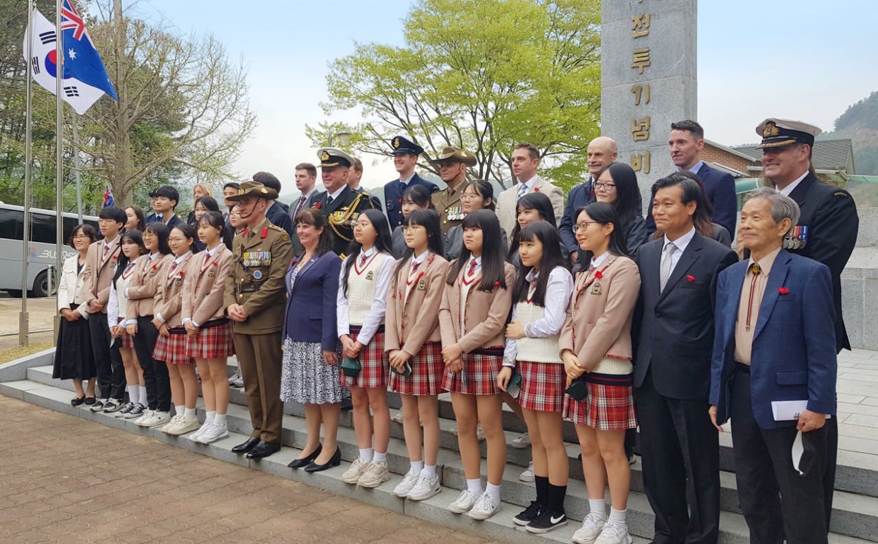 페퍼저축은행이 지난 22일 경기도 가평군 호주-뉴질랜드 참전기념비에서 열린 '제71주년 호주-뉴질랜드 가평전투 기념식'에서 가평중·고 재학생에게 장학금을 전달했다.[페퍼저축은행 제공]
