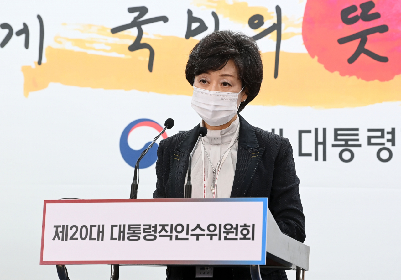 박순애 제20대 대통령직인수위원회 정무사법행정분과 인수위원이 26일 서울 종로구 통의동 인수위 기자회견장에서 일하는 공직사회와 관련한 브리핑을 하고 있다. [인수위사진기자단]