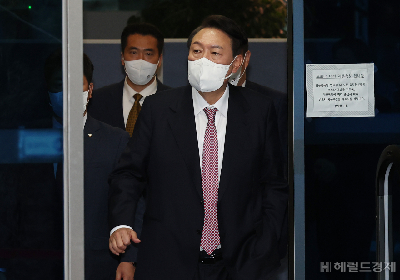 윤석열 대통령 당선인이 25일 오후 서울 종로구 통의동 대통령직인수위원회를 나서고 있다. [인수위사진기자단]