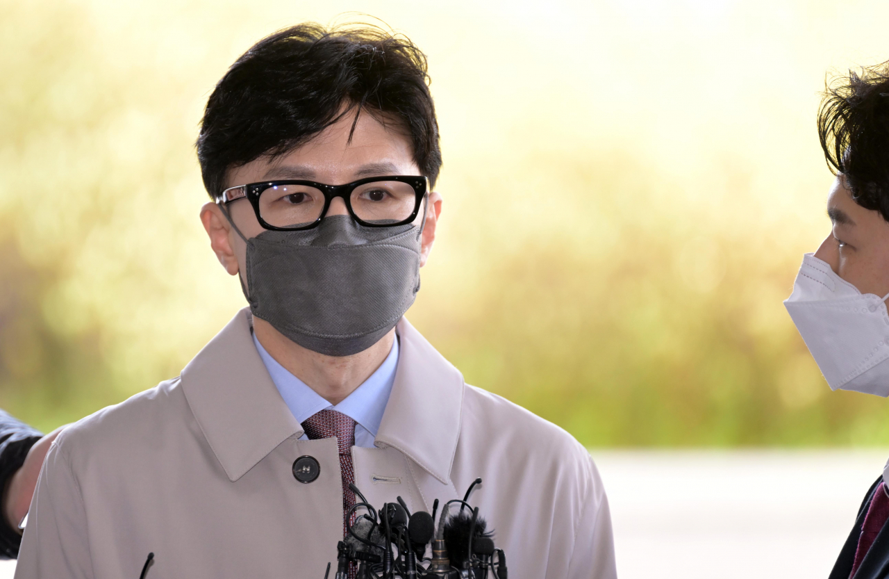 한동훈 법무부 장관 후보자가 15일 오전 서울 서초구 서울고등검찰청에 마련된 인사청문회 준비사무실로 들어가기 전 기자들의 질문에 답변을 하고 있다. 이상섭 기자
