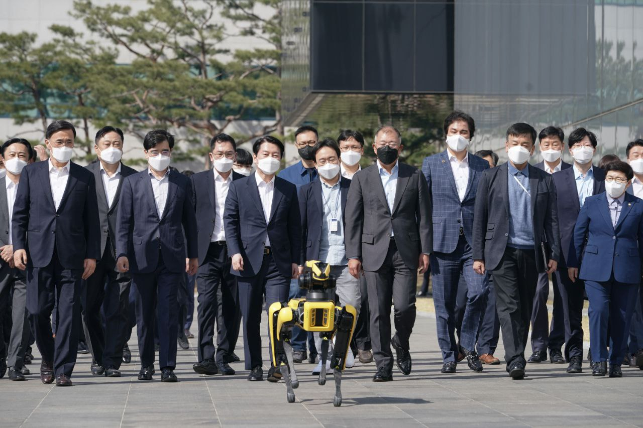 안철수 대통령직인수위원회 위원장(가운데)이 지난 8일 현대차 남양연구소를 방문했다. [대통령직인수위원회 제공]