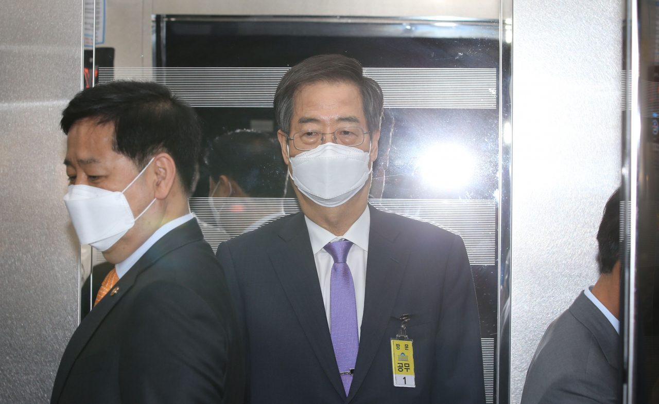 한덕수 국무총리 후보자가 지난 25일 오후 국회에서 열린 인사청문회가 파행 끝에 산회 되자 청문회장을 나서고 있다. [연합]