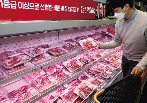 지난달 서울의 한 대형마트 정육점 코너에서 소비자가 삼겹살을 고르고 있다. [이마트 제공]