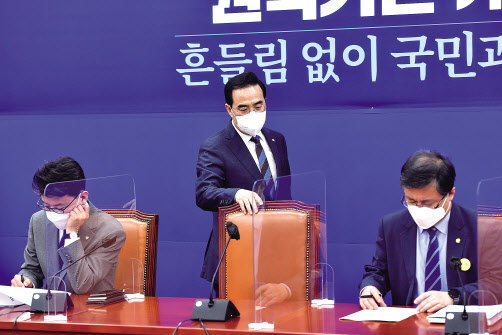 박홍근 더불어민주당 원내대표가 26일 국회에서 열린 원내대책회의에 참석하고 있다. 이상섭 기자