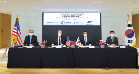 “SMR 드림팀 결성”&hellip;26일 오전 서울 강남구 GS에너지 본사에서 나기용(왼쪽부터) 두산에너빌리티 부사장, 존 홉킨스 美뉴스케일파워 사장, 허용수 GS에너지 대표이사 사장, 이병수 삼성물산 부사장이 전세계 SMR 발전소 사업개발 공동추진 MOU를 체결했다. [GS 제공]