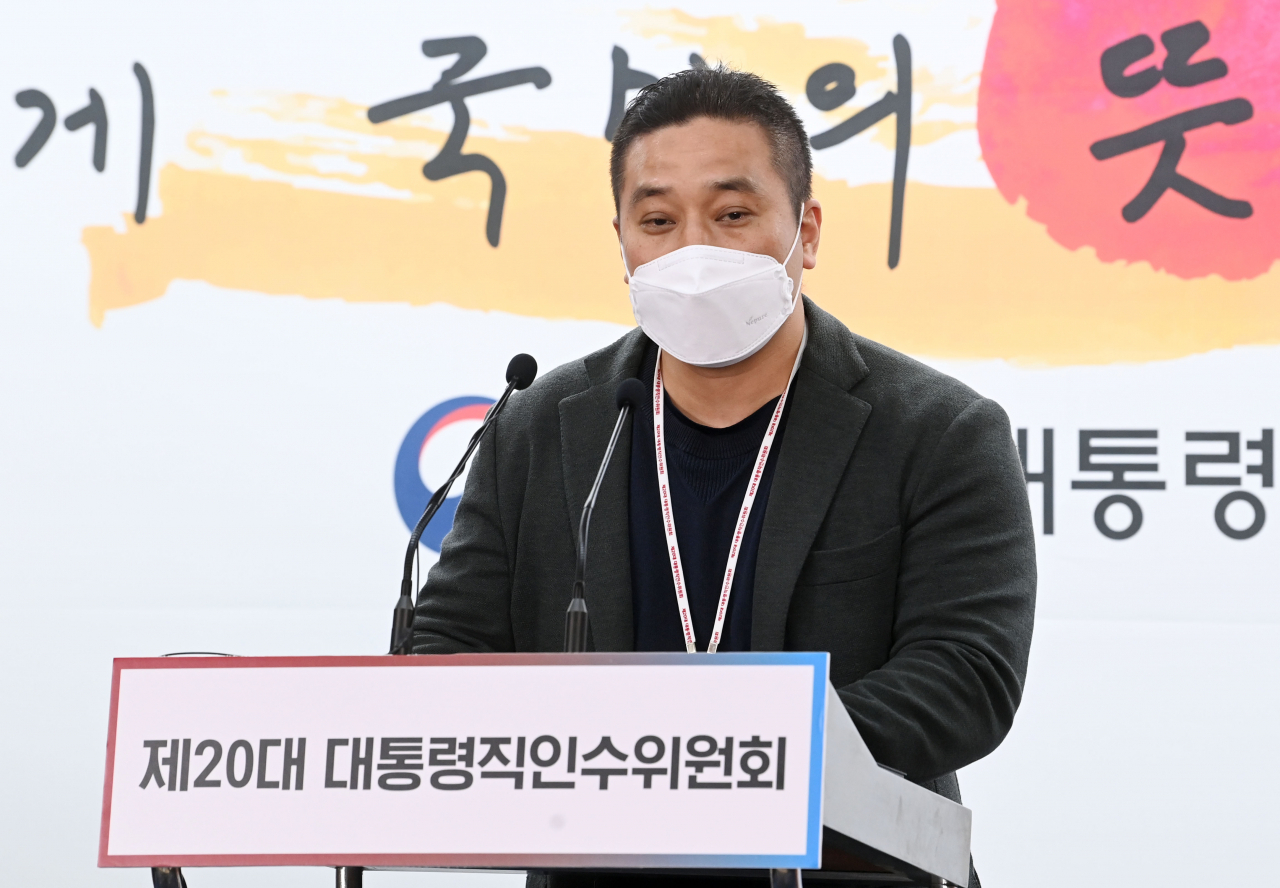 고산 제20대 대통령직인수위원회 경제2분과 인수위원이 26일 서울 종로구 통의동 인수위 기자회견장에서 브리핑을 하고 있다. [연합]