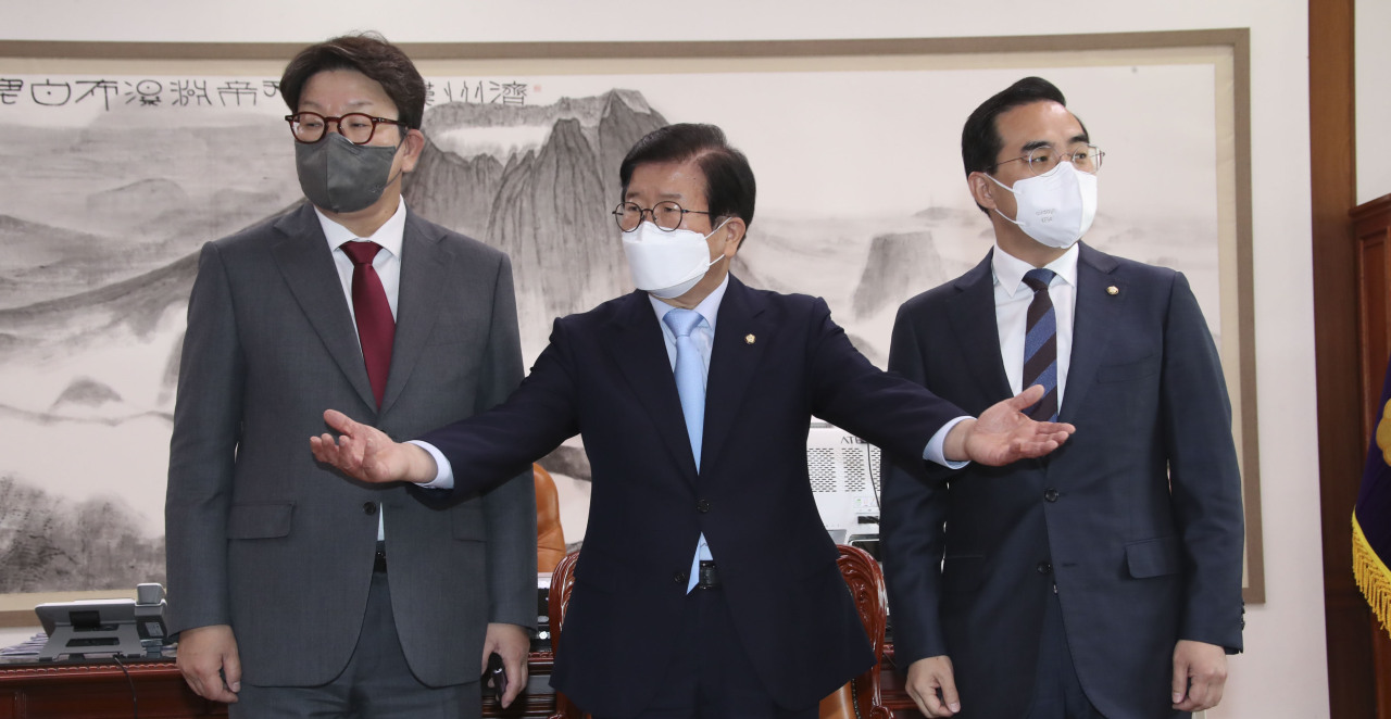 National Assembly Speaker Park Byeong-seug (center) convenes a meeting with Rep. Kweon Seong-dong (left), floor leader of the People Power Party, and Rep. Park Hong-keun (right), floor leader of the Democratic Party of Korea, on Tuesday morning after the two parties' compromise on the controversial prosecution reform bill was broken a day earlier. (Joint Press Corps)