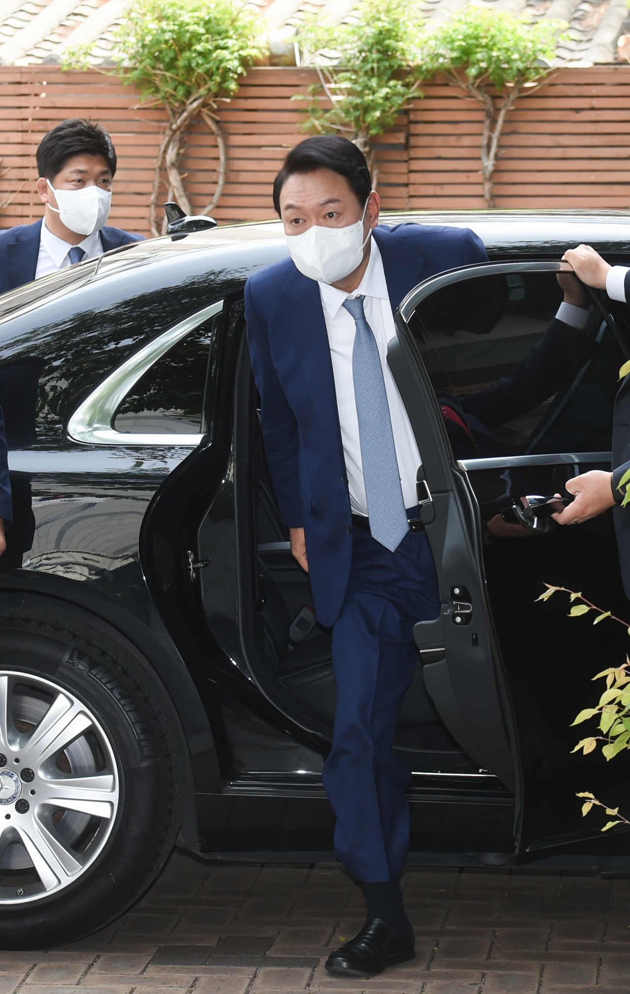 윤석열 대통령 당선인이 26일 오후 서울 종로구 통의동 제20대 대통령직인수위원회에 도착하고 있다. [연합]
