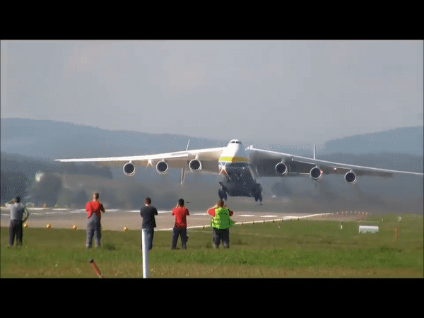 세계 최대의 항공기 ‘안토노프-225 므리야(Mriya)’의 이륙 모습. [유튜브 'Schmid Bros. Pictures (WINGS AND WHEELS)' 채널 캡처]