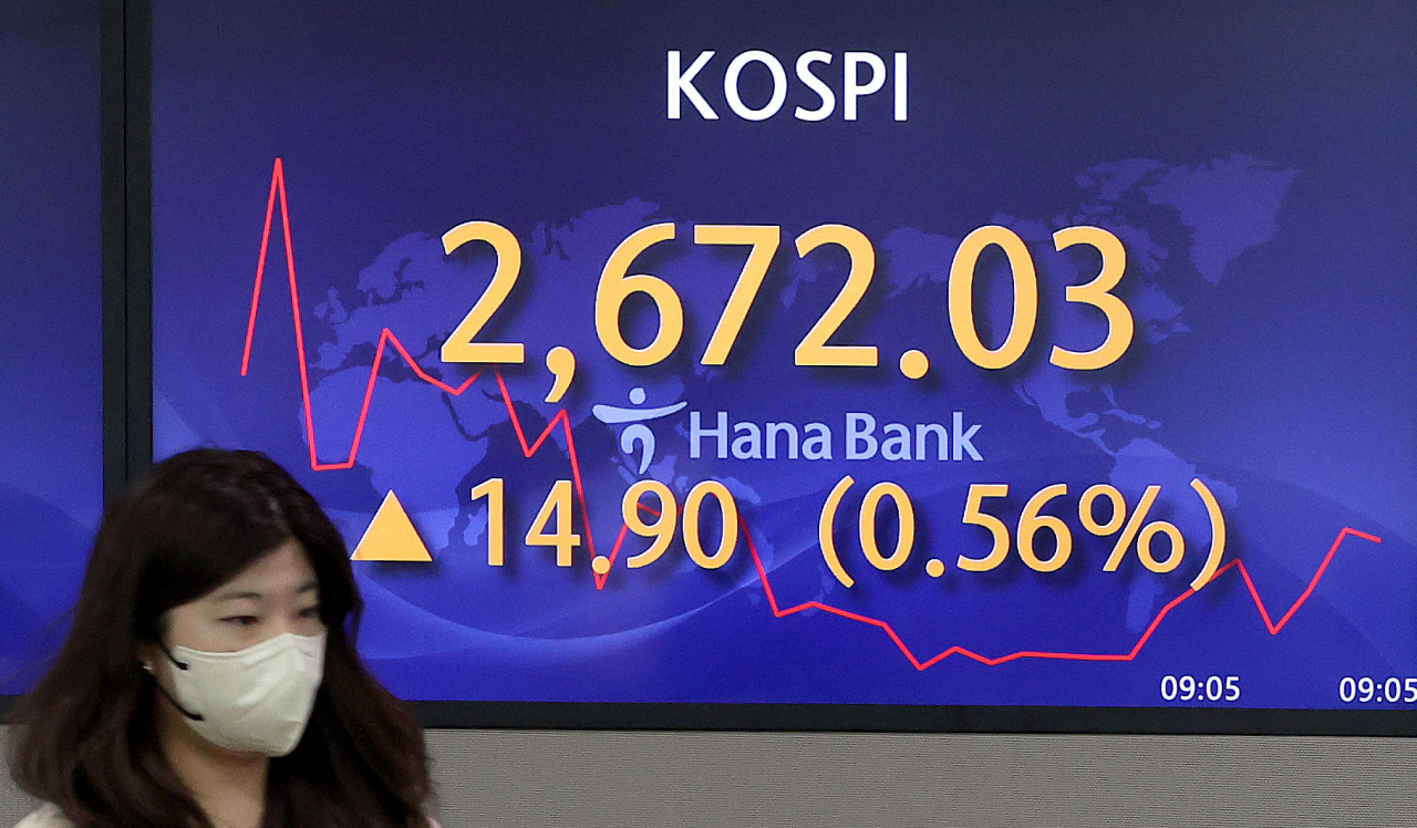 코스피가 전날보다 16.87p(0.63%) 오른 2,674.00로 시작한 26일 오전 서울 중구 하나은행 본점 딜링룸에서 딜러들이 업무를 보고 있다. 이날 원/달러 환율은 0.4원 내린 1,249.5원, 코스닥은 6.75p(0.75%) 오른 906.59로 개장했다. 연합뉴스