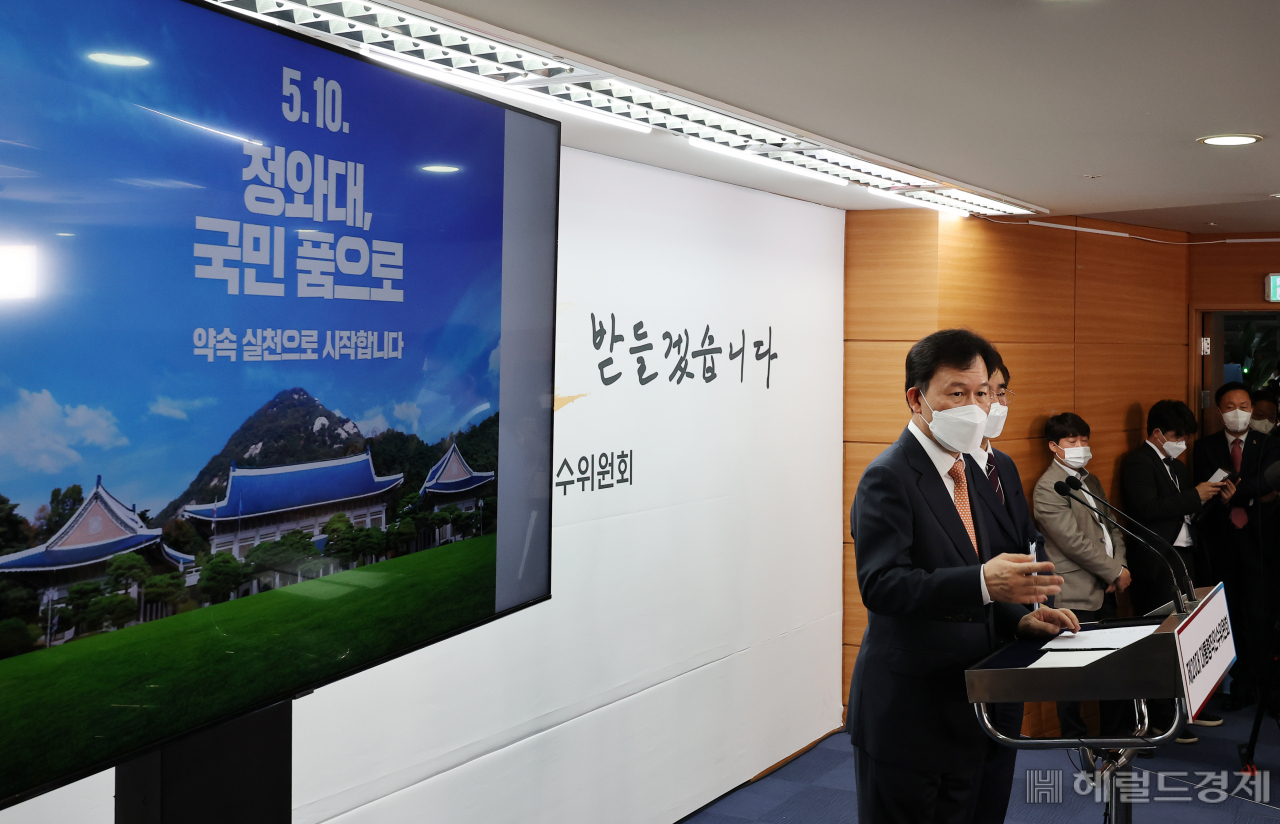 윤한홍 청와대 이전 태스크포스(TF) 팀장(왼쪽)과 김용현 부팀장이 지난 25일 오후 서울 종로구 통의동 대통령직인수위원회에서 청와대 개방 행사 관련 브리핑을 하고 있다. [인수위사진기자단]