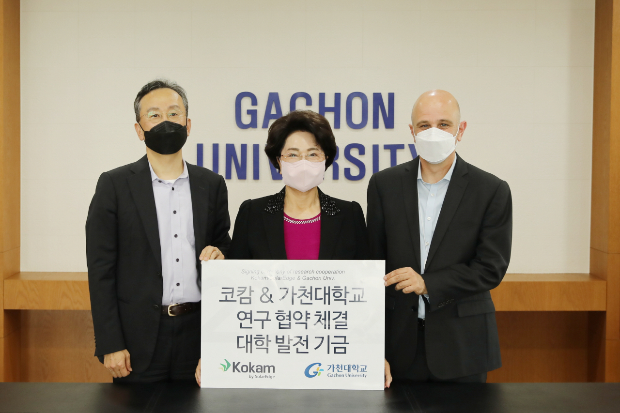 가천대와 코캄이 26일 대학 가천관에서 산학협력 MOU를 갖고 기념사진을 촬영하고 있다. 사진 가운데 이길여 가천대 총장, 사진 좌측 정세웅 대표이사, 사진 우측 로넨페이어 코캄 대표[가천대 제공]