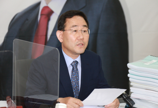 주호영 국민의힘 대구시당 공천관리위원장이 26일 대구지역 8개 구·군에 대한 지방선거 후보 및 경선 대상자를 발표하고 있다.[연합]