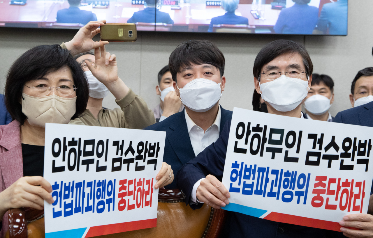 국민의힘 이준석 대표가 27일 국회에서 열린 법제사법위원회 전체회의에서 '검수완박'으로 불리는 검찰청법·형사소송법 개정안 강행 처리를 반대하고 있다. [연합]