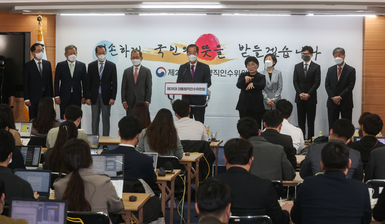 한덕수 국무총리 후보자가 지난 13일 서울 종로구 통의동 제20대 대통령직인수위원회 브리핑룸에서 열린 윤석열 대통령 당선인의 2차 내각 발표에서 취재진의 질문에 답변하고 있다. 왼쪽부터 조승환 해양수산부 장관, 이상민 행정안전부 장관, 권영세 통일부 장관, 김인철 사회부총리 겸 교육부 장관, 한 후보자, 한화진 환경부 장관, 한동훈 법무부 장관, 김대기 대통령 비서실장 후보자. [인수위사진기자단]