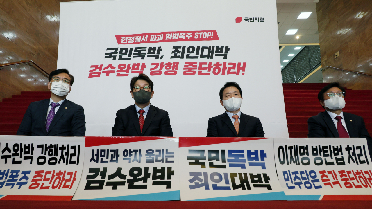 권성동 국민의힘 원내대표(왼쪽 두번째)와 의원들이 27일 국회 본관에서 민주당의 검수완박 법안 본회의 처리 시도를 규탄하는 연좌농성을 하고 있다. [이상섭 기자]
