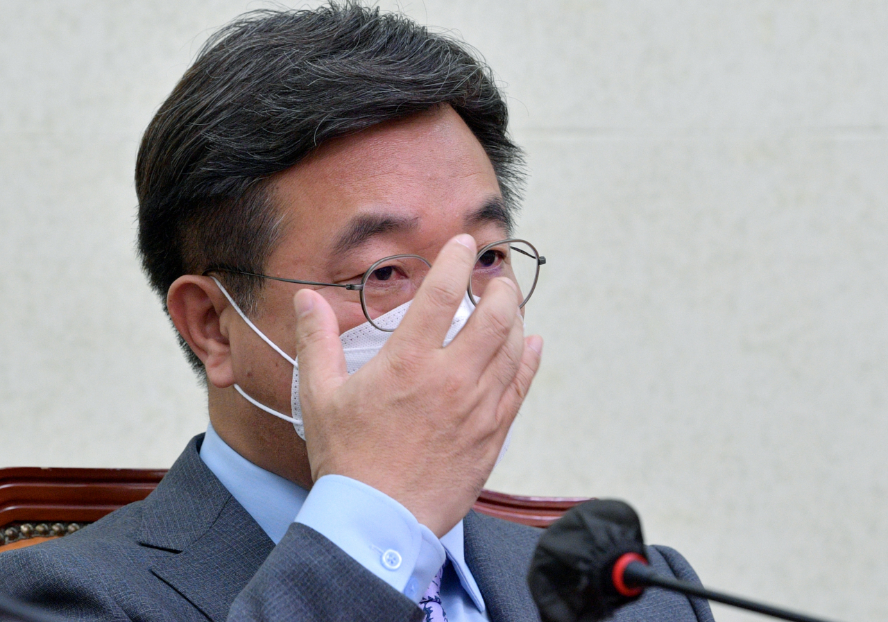 윤호중 더불어민주당 공동비대위원장이 27일 오전 국회 비상대책위원 회의에서 안경을 고쳐 쓰고 있다. [연합]