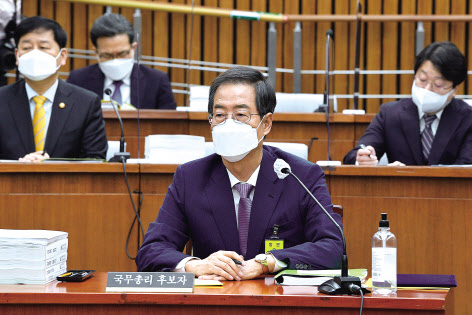한덕수 국무총리 후보자 지난 26일 국회에서 열린 인사청문회에 참석해 자리에 앉아 있다. 이상섭 기자