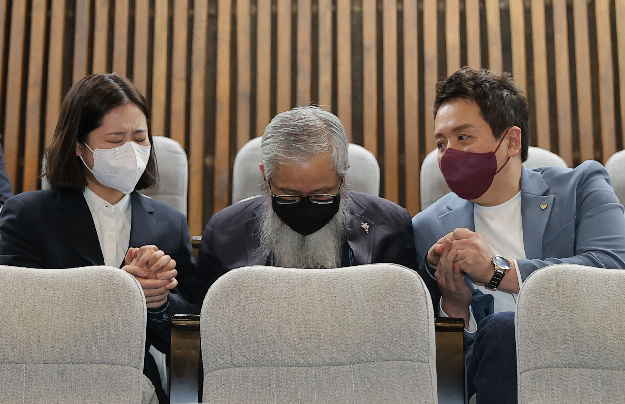 지난 15일 국회 본회의장에서 공군 20전투비행단 이예람 중사 사망 사건 관련 군 내 성폭력 및 2차 피해 등의 진상규명을 위한 특별검사임명 등에 관한 법률안이 통과되자 방청석에 있던 고(故) 이예람 중사 아버지 이주완(가운데) 씨, 박지현 더불어민주당 공동비상대책위원장(왼쪽) 등이 손을 꼭 잡고 눈물을 흘리고 있다. [연합]