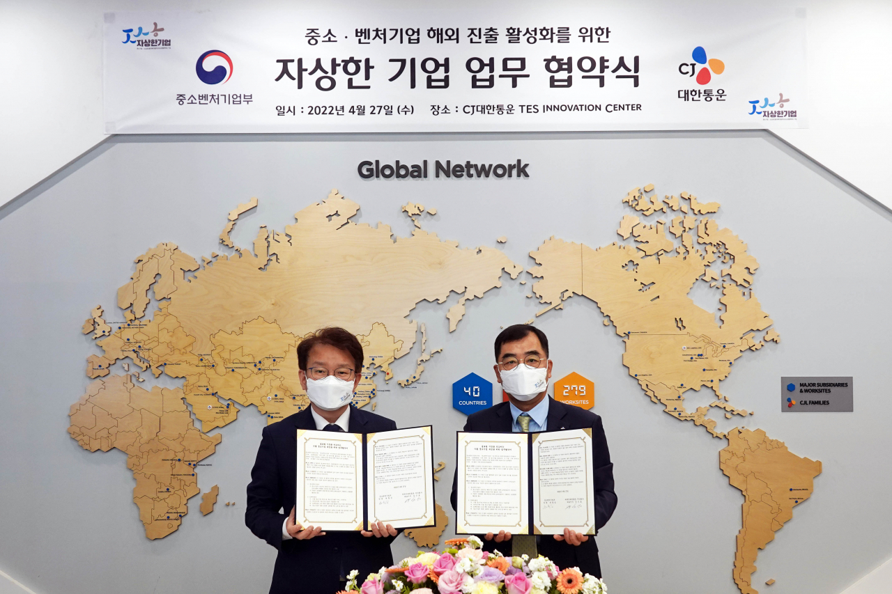 강신호 CJ대한통운 대표이사(오른쪽)와 권칠승 중소벤처기업부 장관이 함께 MOU를 체결하고 기념사진 촬영을 하고 있다. [CJ대한통운 제공]