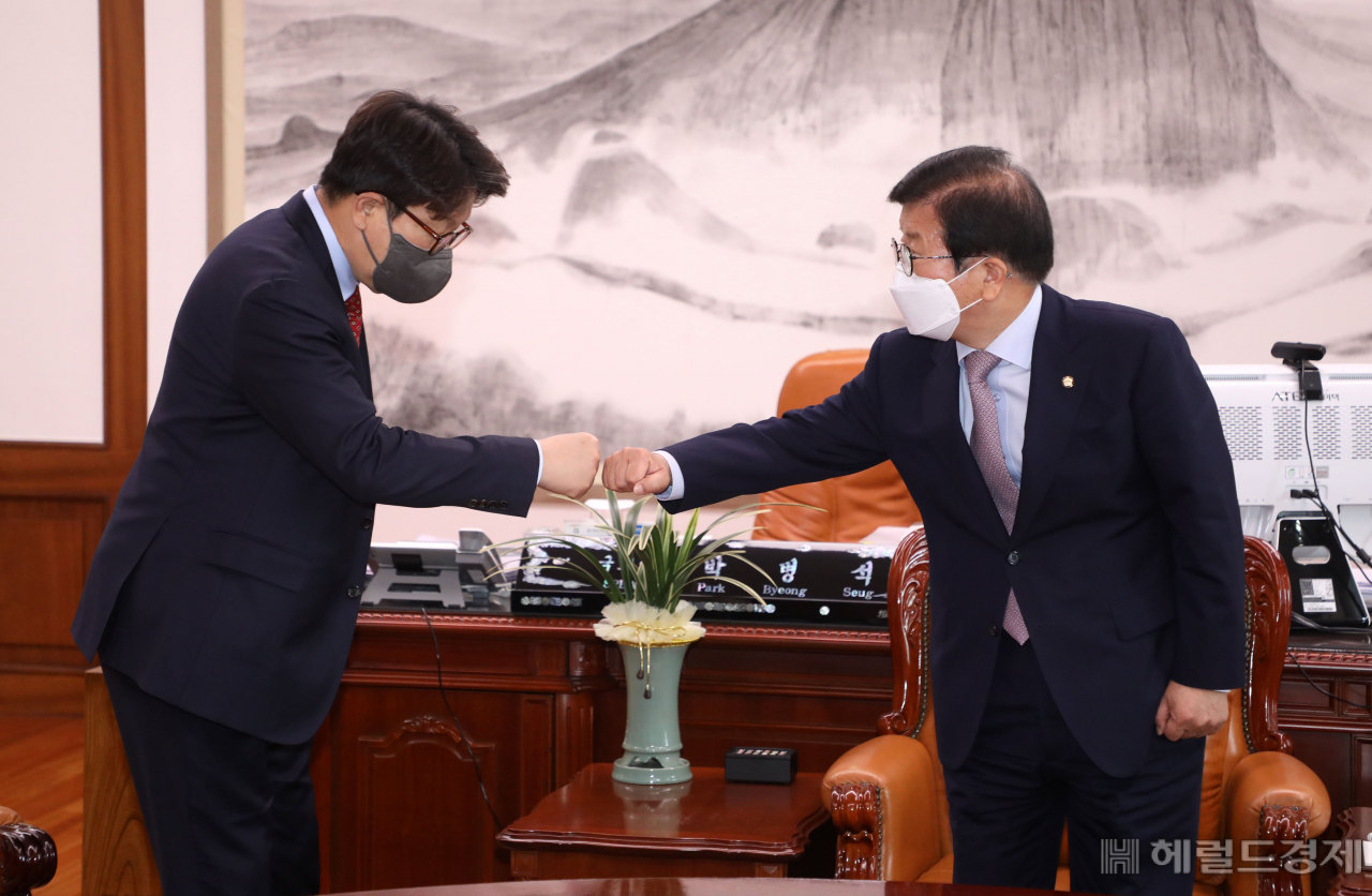 박병석 국회의장과 권성동 국민의힘 원내대표가 27일 오후 서울 여의도 국회 의장실에서 '검수완박' 법안과 관련해 회동을 앞두고 인사를 하고 있다. 이상섭 기자