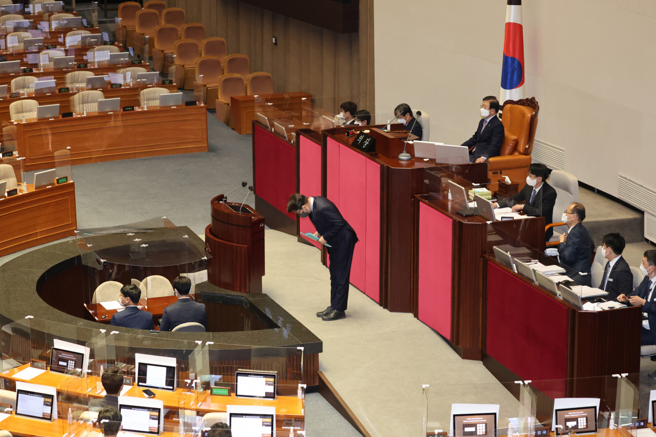 국민의힘 권성동 원내대표가 27일 국회 본회의에서 검찰의 수사권과 기소권을 분리하는 일명 '검수완박' 법안을 처리하기 전 첫번째 무제한토론(필리버스터)을 하기 전 인사하고 있다. 이상섭 기자