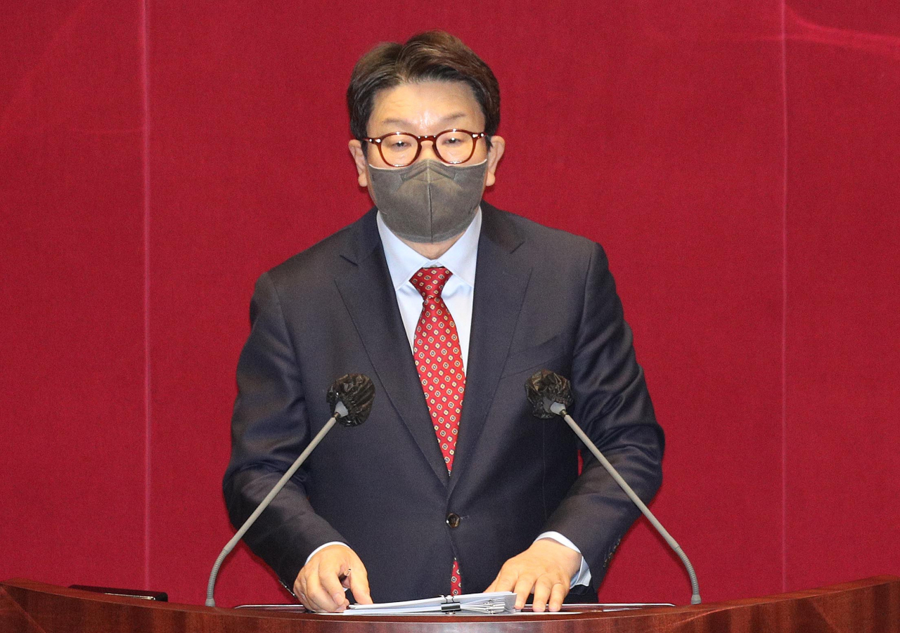 국민의힘 권성동 원내대표가 27일 검찰 수사권과 기소권 분리 법안 처리를 위해 열린 국회 본회의에서 필리버스터(무제한 토론)를 하고 있다. 이상섭 기자
