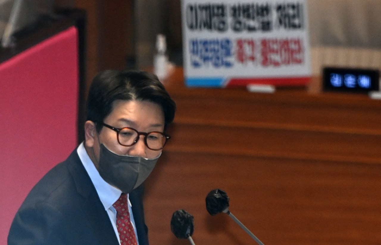 국민의힘 권성동 원내대표가 27일 검찰 수사권과 기소권 분리 법안 처리를 위해 열린 국회 본회의에서 필리버스터(무제한 토론)를 하고 있다. 이상섭 기자