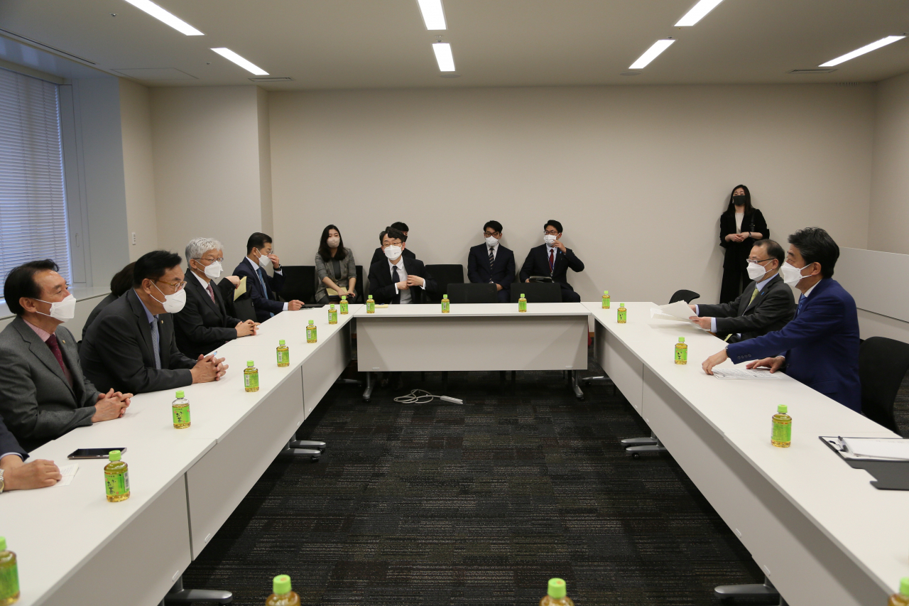 윤석열 대통령 당선인이 일본에 파견한 한일 정책협의대표단 단장인 정진석 국회부의장(왼쪽에서 두 번째)이 27일 도쿄 중의원 회관에서 아베 신조(제일 오른쪽) 전 일본 총리와 만나고 있다. [연합]