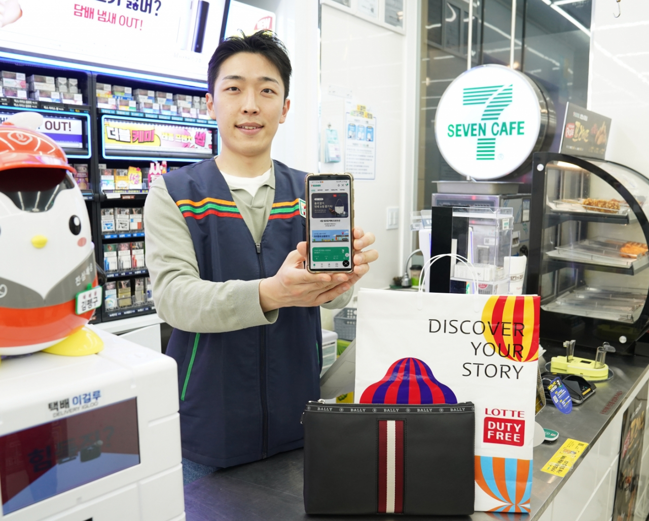 5월 2일부터 롯데면세점 내수통관 면세품을 세븐일레븐 애플리케이션(APP)에서 만나볼 수 있다. 발리, 토리버치, 코치 등 명품 브랜드의 인기 상품을 최대 50% 할인하여 판매한다. [롯데면세점 제공]