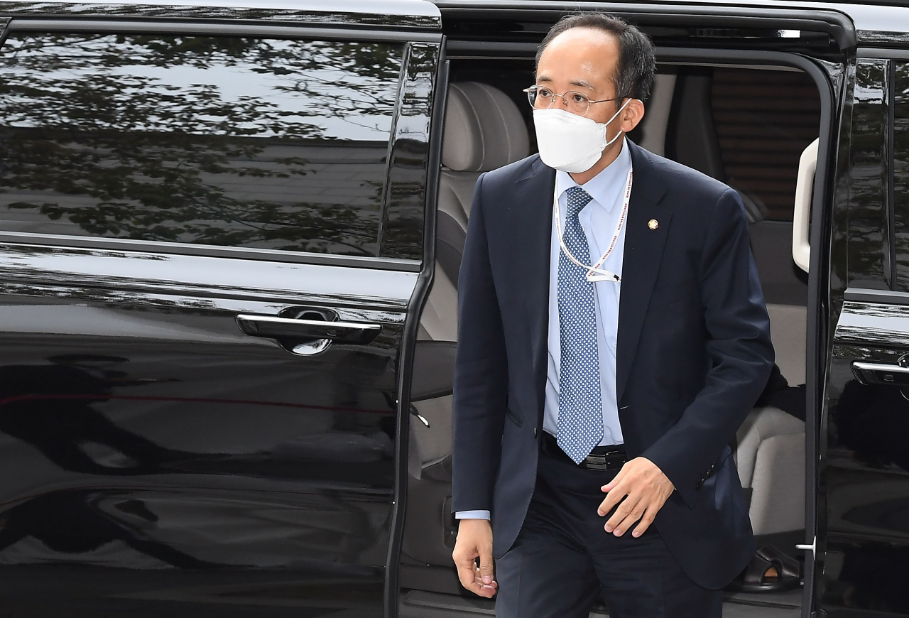 추경호 부총리 겸 기획재정부 장관 후보자가 14일 서울 통의동 인수위 사무실로 출근하고 있다. [헤럴드경제DB]