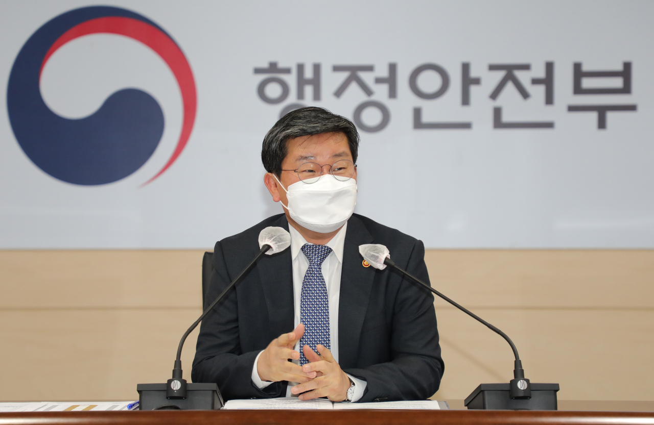 전해철 행정안전부 장관이 27일 오후 정부세종청사 대회의실에서 열린 '코로나19 대응 및 산불 진화 유공 포상 전수식'에서 인사말을 하고 있다. 연합뉴스