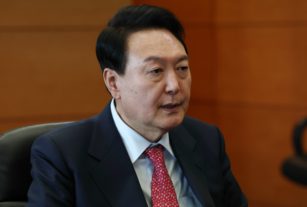 윤석열 대통령 당선인이 27일 오후 서울 종로구 통의동 제20대 대통령직인수위원회 집무실에서 에드윈 퓰너 美헤리티지재단 창립자를 접견하고 있다. 박해묵 기자