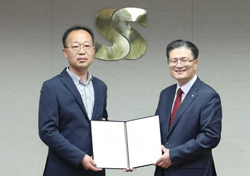 최동환(왼쪽) 쌍용C&E 노동조합위원장과 이현준 사장이 지난 27일 본사에서 ‘2022 임금협약 합의서’를 체결했다.[쌍용C&E제공]