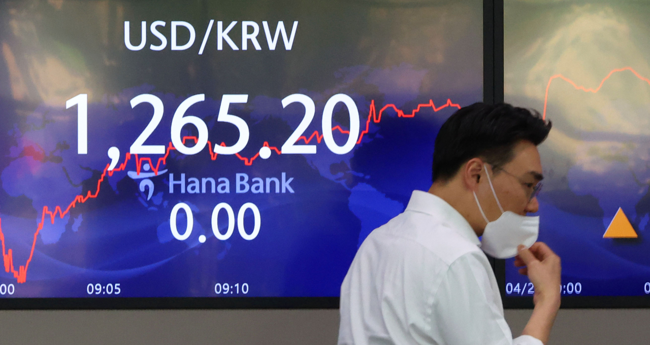An electronic board showing the Korea Composite Stock Price Index (Kospi) at a dealing room of the Hana Bank headquarters in Seoul on Thursday. (Yonhap)